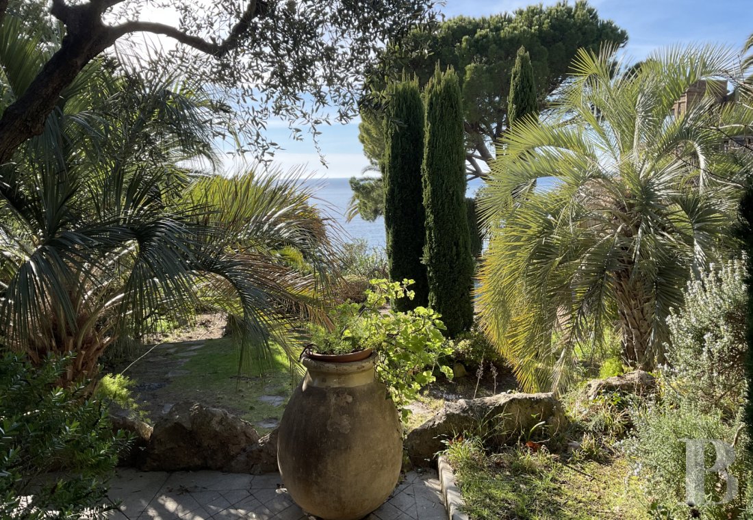À Marseille, au cœur du Roucas-Blanc, une villa du 19ème siècle et ses spectaculaires jardins et rocailles dominant la corniche - photo  n°18